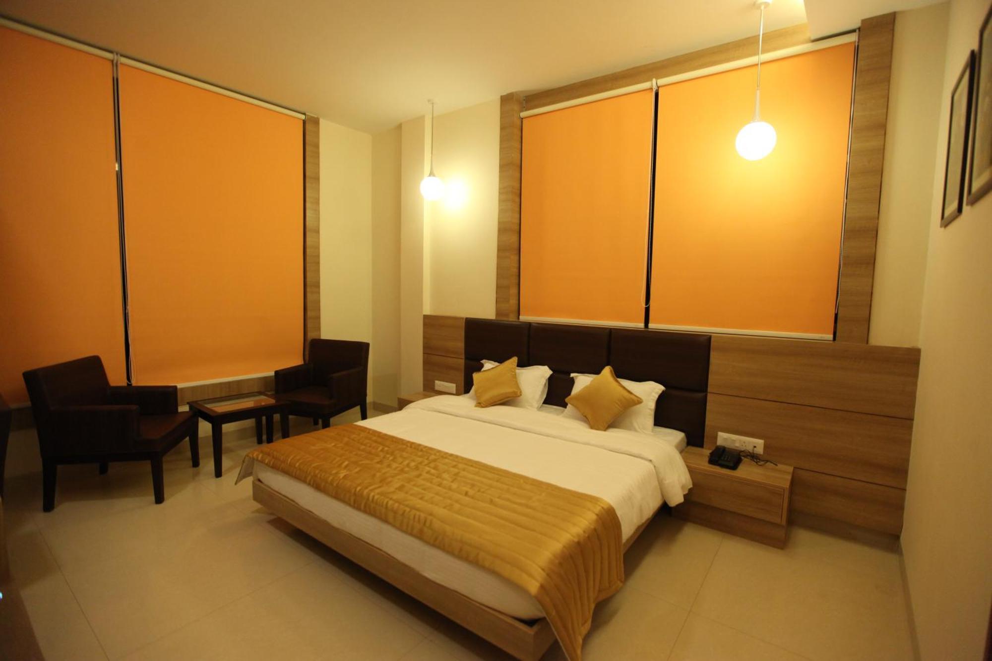Hotel Golden Fern Патіала Екстер'єр фото