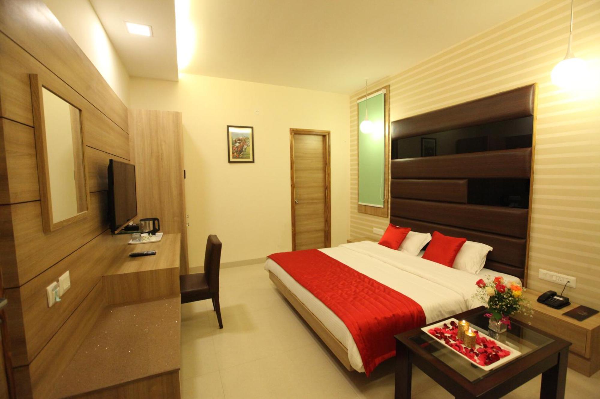 Hotel Golden Fern Патіала Екстер'єр фото