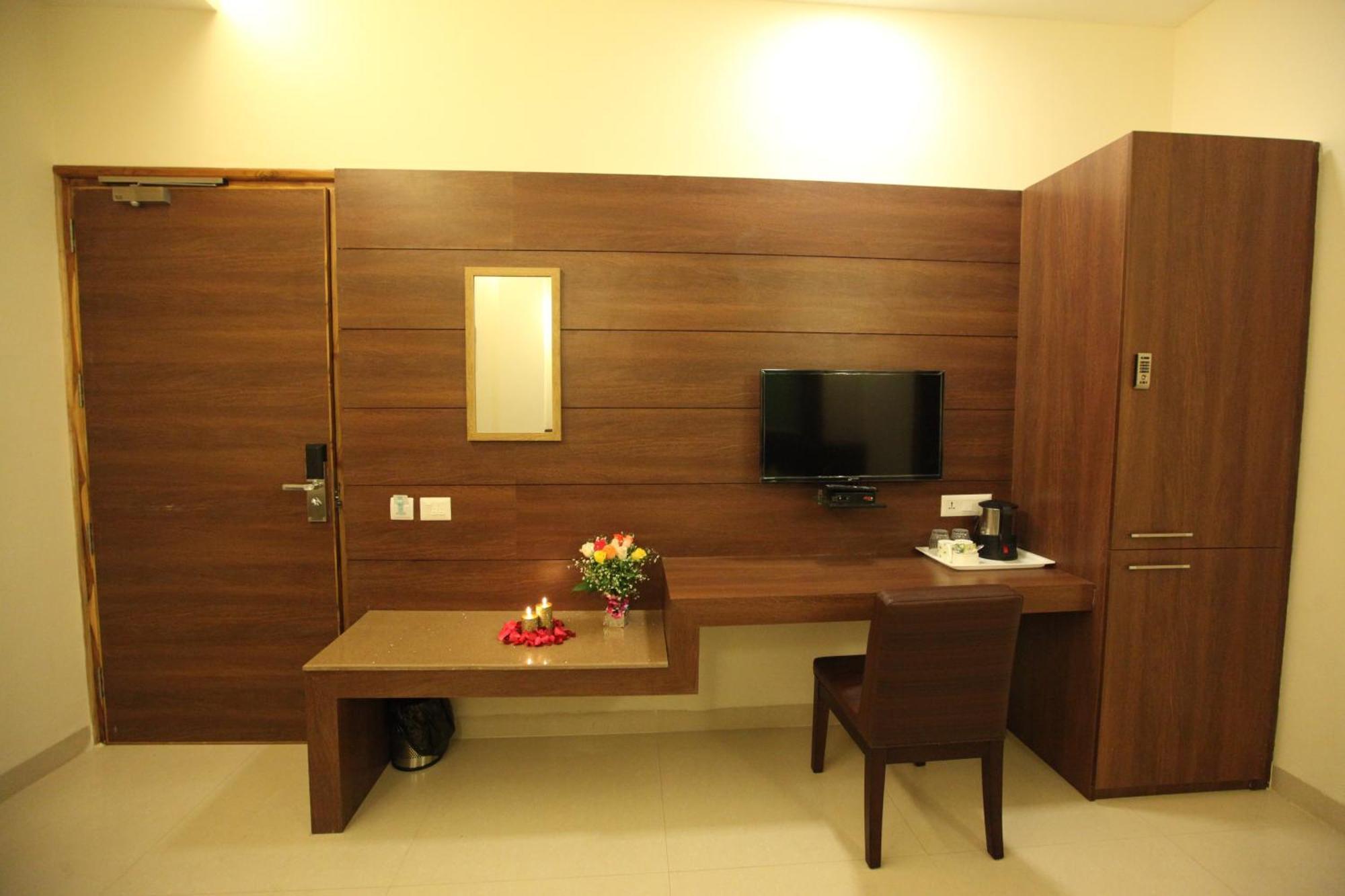 Hotel Golden Fern Патіала Екстер'єр фото